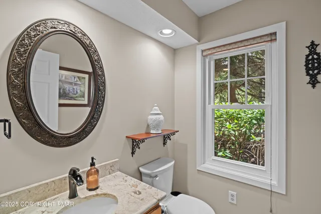 $299,000 | 2161 Oak Hill Drive, Canadensis, PA 18325