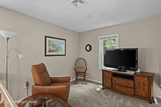 $299,000 | 2161 Oak Hill Drive, Canadensis, PA 18325