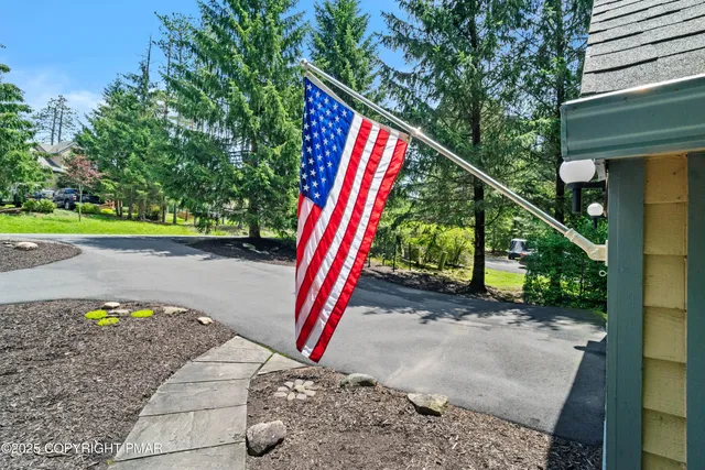 $299,000 | 2161 Oak Hill Drive, Canadensis, PA 18325