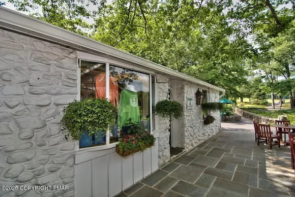 $299,000 | 2161 Oak Hill Drive, Canadensis, PA 18325
