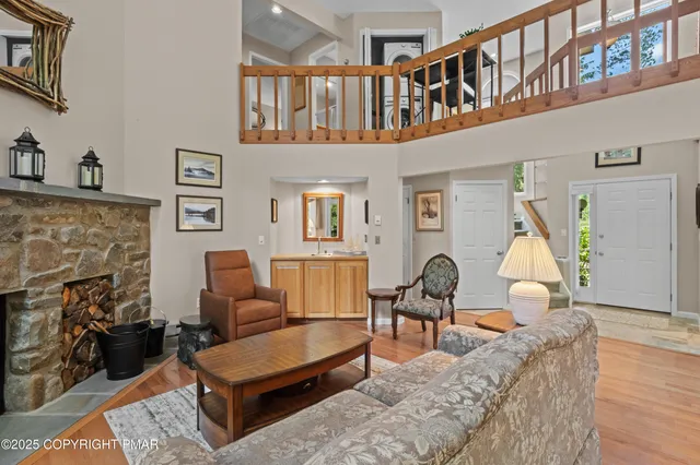 $299,000 | 2161 Oak Hill Drive, Canadensis, PA 18325