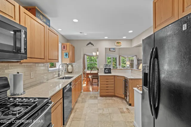 $299,000 | 2161 Oak Hill Drive, Canadensis, PA 18325