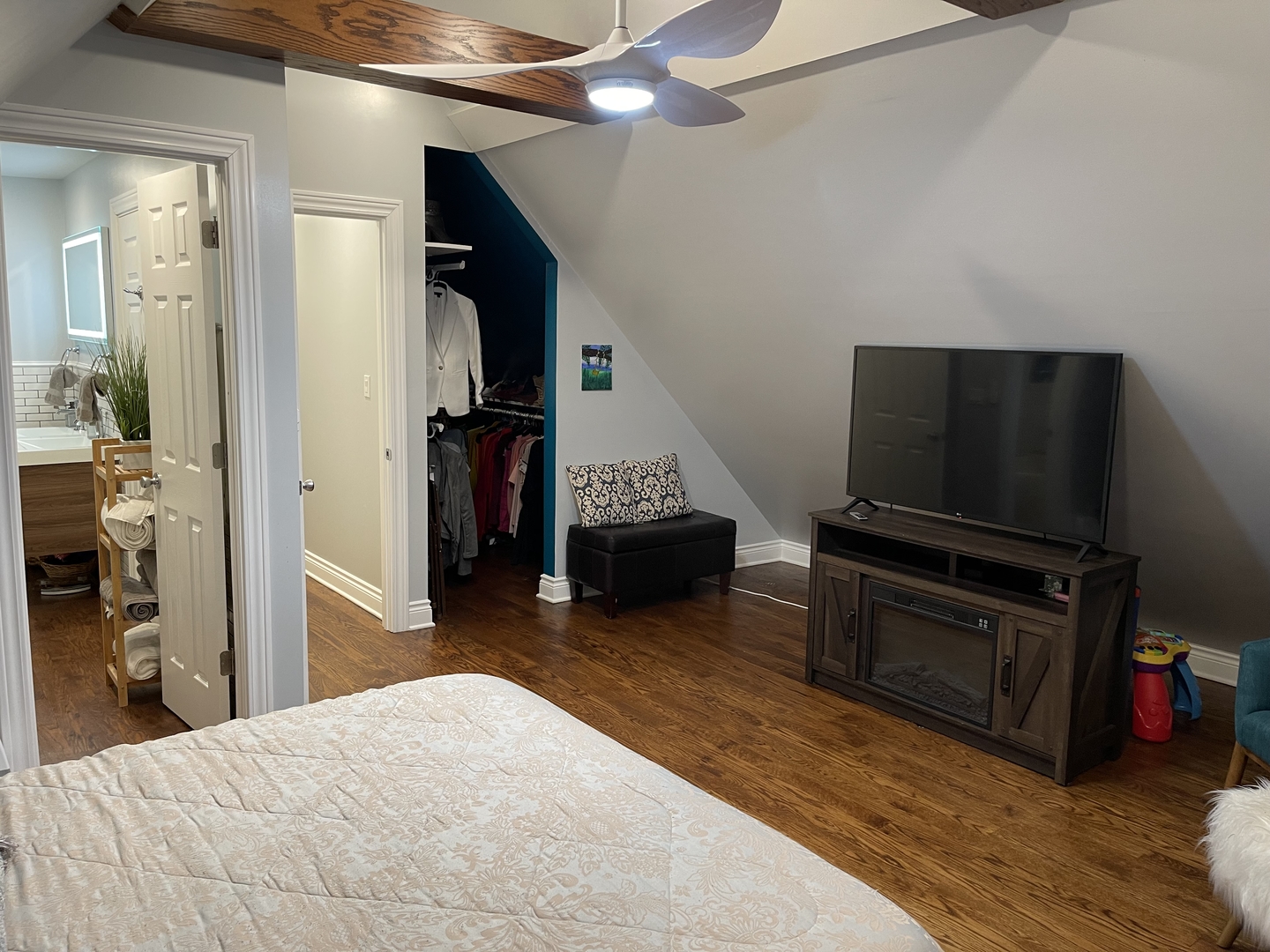 10441 South Prairie Avenue Chicago, IL 60628 - Photo 25 of 36 a living room with furniture and a flat screen tv