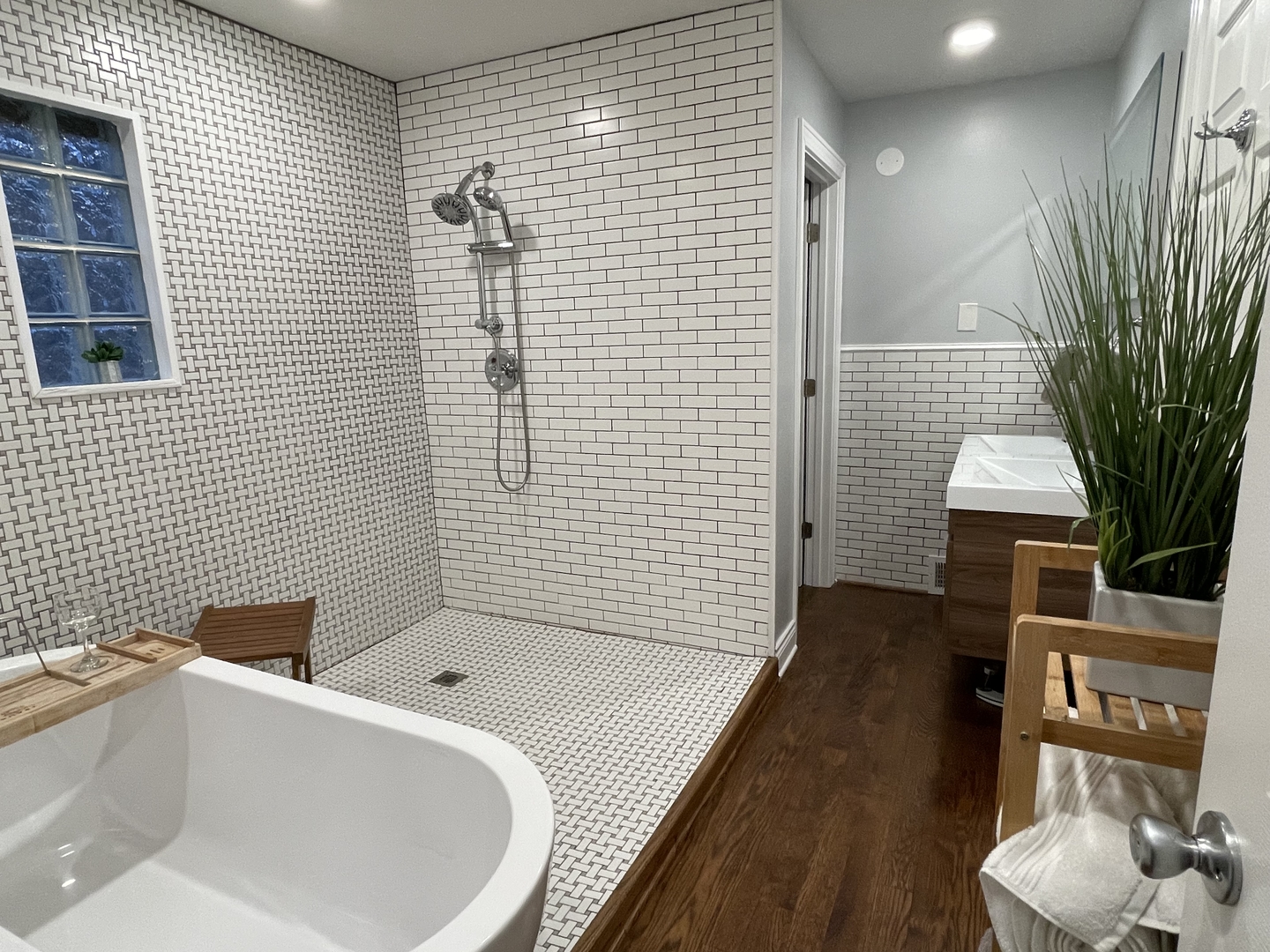 10441 South Prairie Avenue Chicago, IL 60628 - Photo 26 of 36 a bathroom with a bathtub and a shower