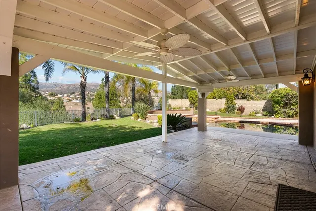 a view of a back yard