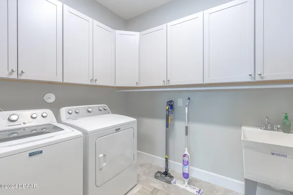 a view of a fountain in front of the house