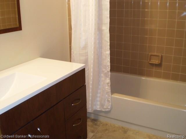714 Kentucky Drive Rochester, MI 48307 - Photo 11 of 16 P8110554.jpg