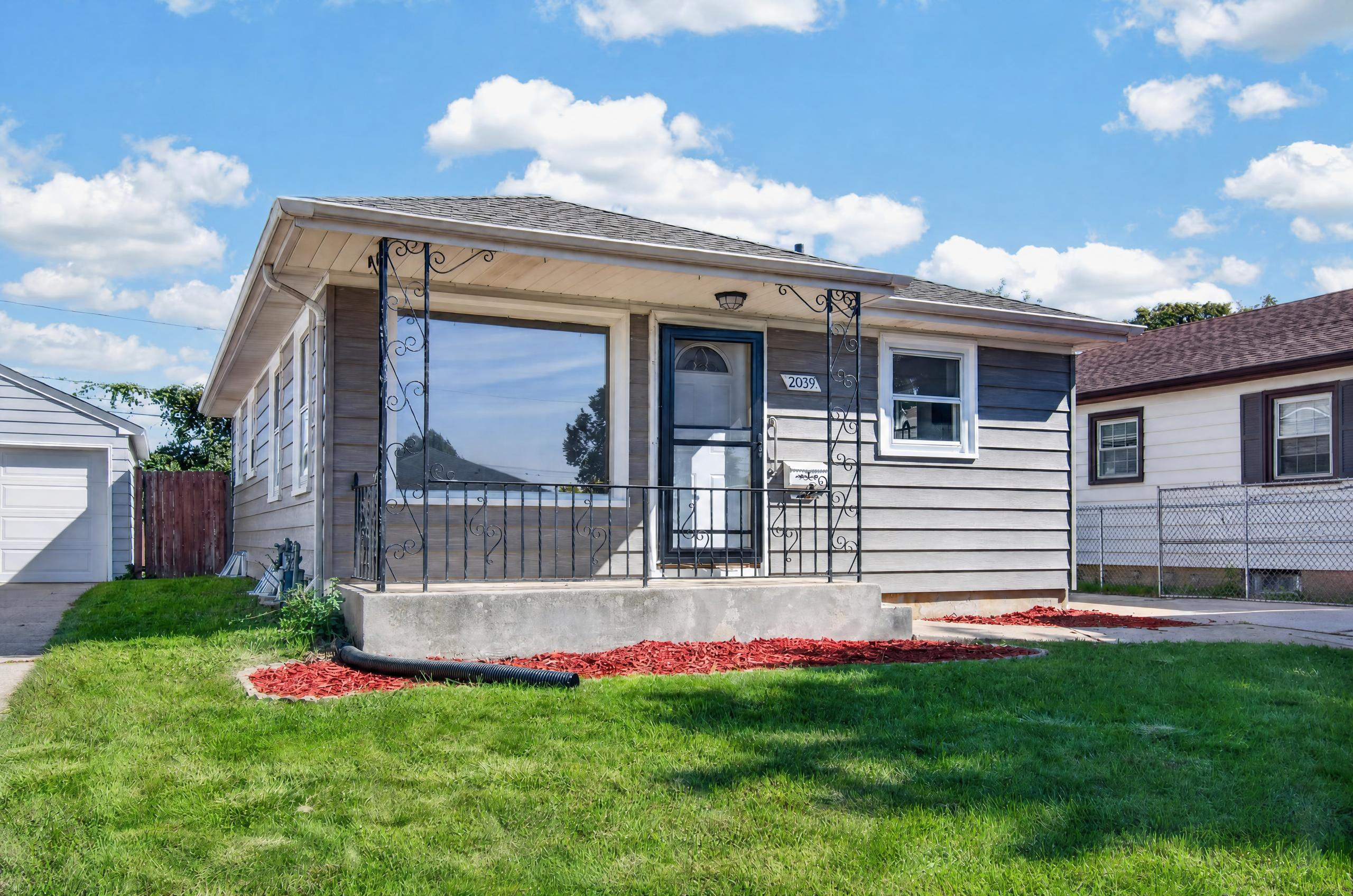 2039 Wustum Avenue Racine, WI 53404 - Photo 2 of 24 IMG_5946