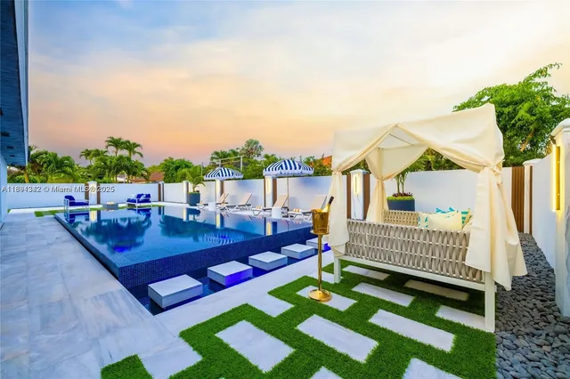 a view of yard from terrace with seating space