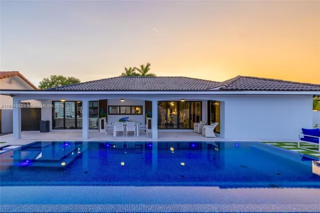 a view of front of a house with a yard