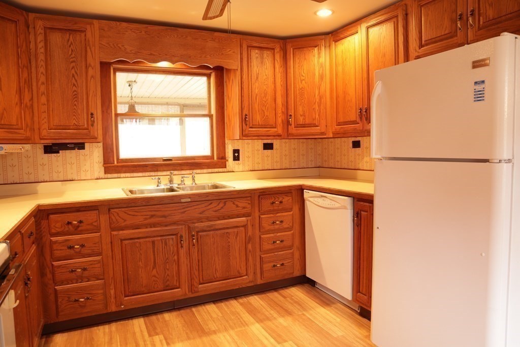 31 Manor Road Bolton, MA 01740 - Photo 3 of 40
