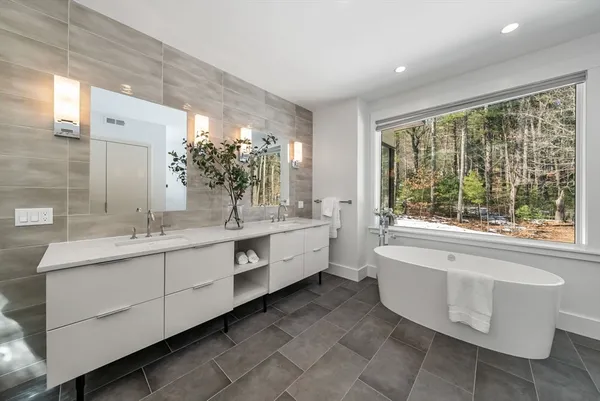 $4,425,000 | 11 Winthrop Circle, Weston, MA 02493