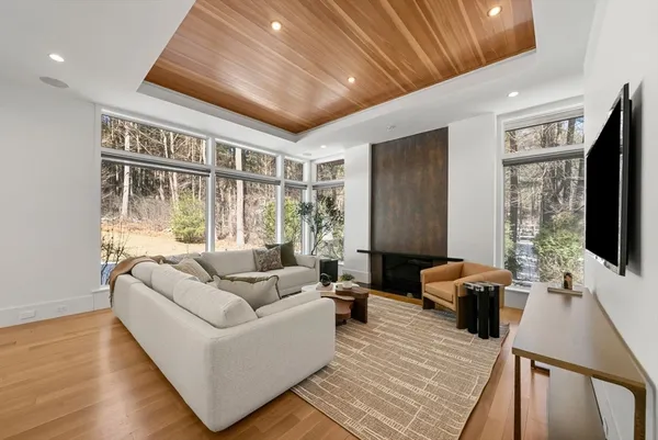 $4,425,000 | 11 Winthrop Circle, Weston, MA 02493