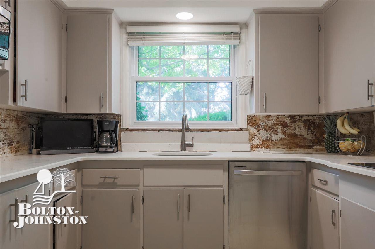 885 Hawthorne Road Grosse Pointe, MI 48236 - Photo 15 of 36 31349100-14.JPG