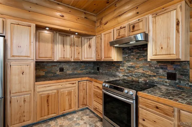 $899,000 | 289 Twin Ponds Drive, Newport, NY 13350