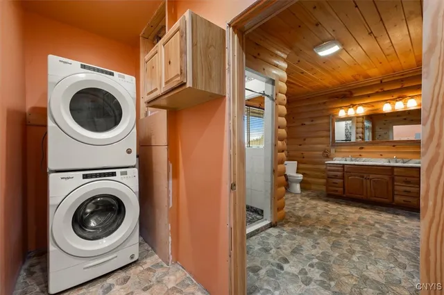 $899,000 | 289 Twin Ponds Drive, Newport, NY 13350