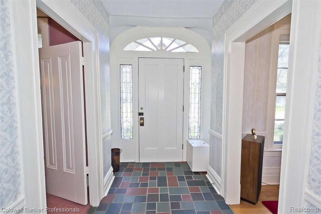 2324 Crooks Road Royal Oak, MI 48073 - Photo 8 of 51 Bright Spacious Foyer
