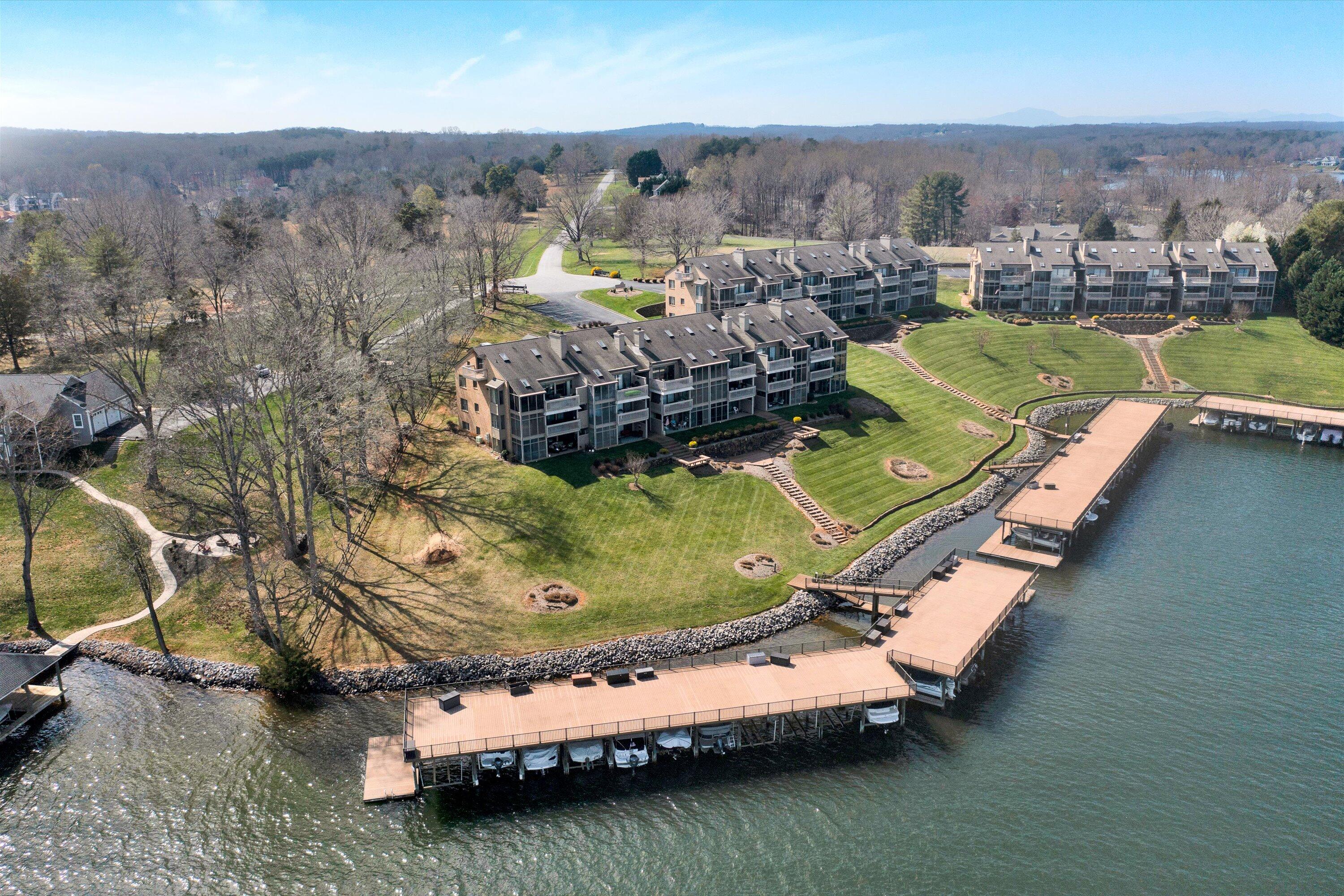 850 Gangplank Road, Unit 302 Moneta, VA 24121 - Photo 4 of 30 04-031420240097