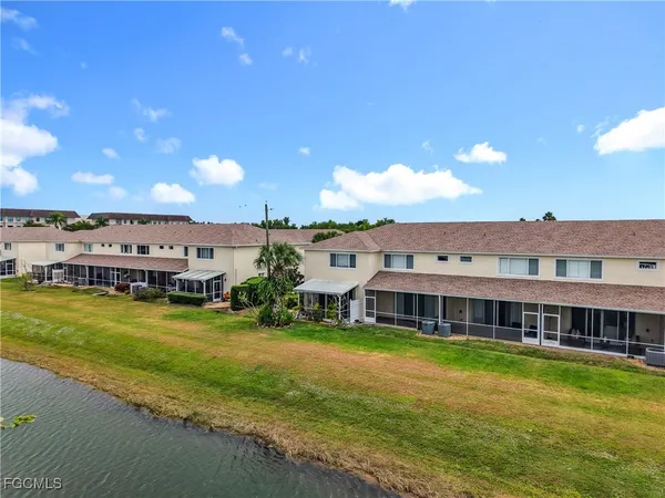 a view of big yard in front of house