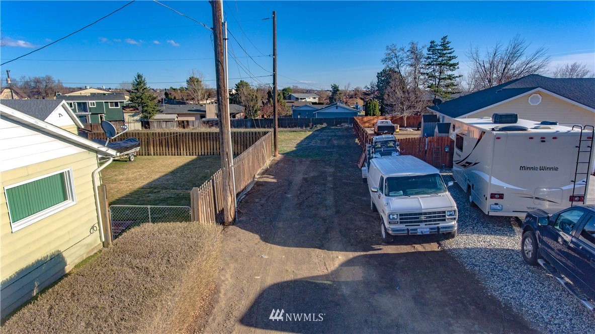 327 North Clark Road Moses Lake, WA 98837 - Photo 2 of 11 Gallery Image 2