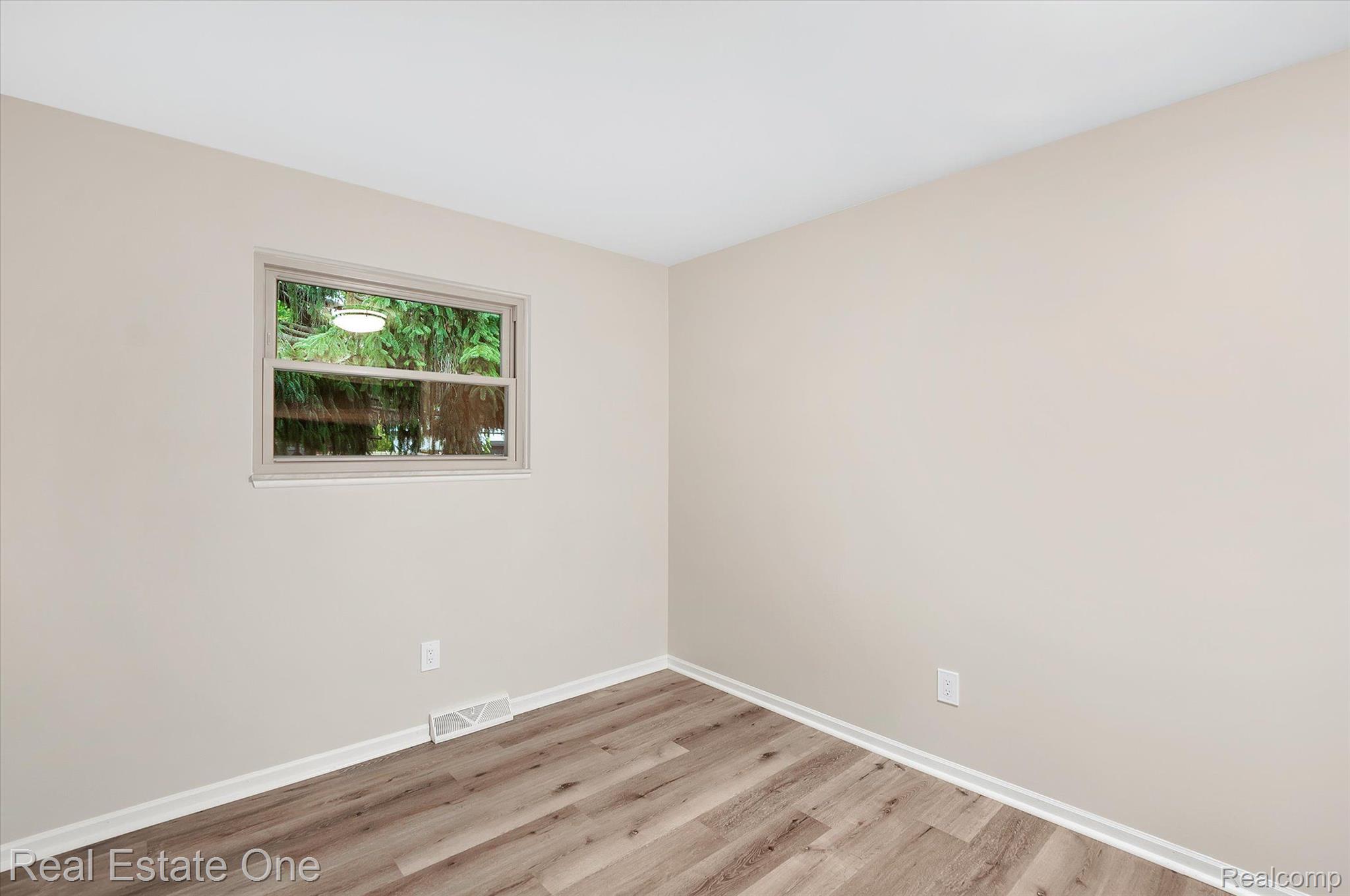 2550 Longview Avenue Rochester, MI 48307 - Photo 22 of 40 Gallery Image 22