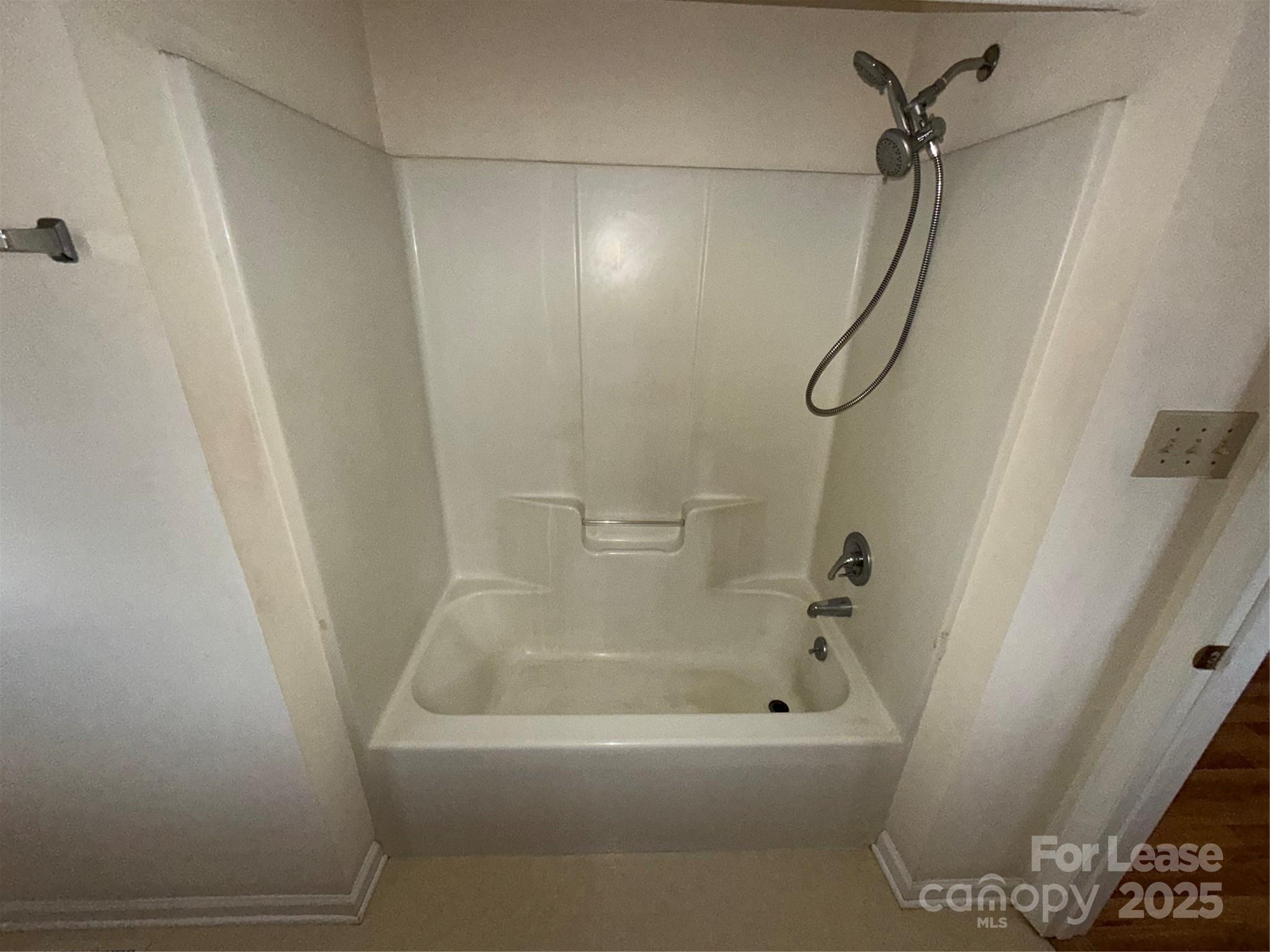 401 Miller Farm Road Statesville, NC 28625 - Photo 11 of 18 a bathroom with a bathtub