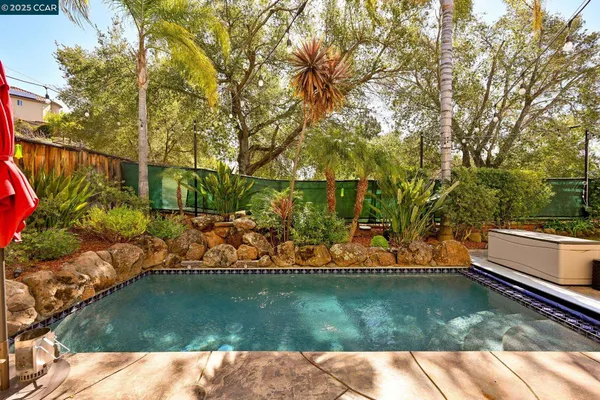 a view of yard with green space