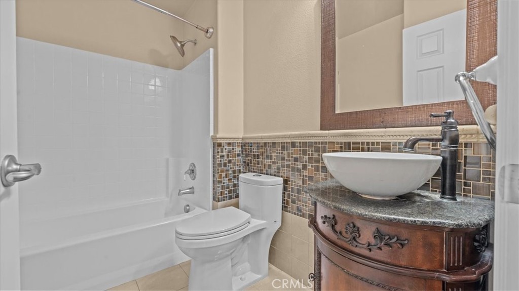 5448 Turin Way Fontana, CA 92336 - Photo 24 of 40 a bathroom with a toilet a sink and bathtub