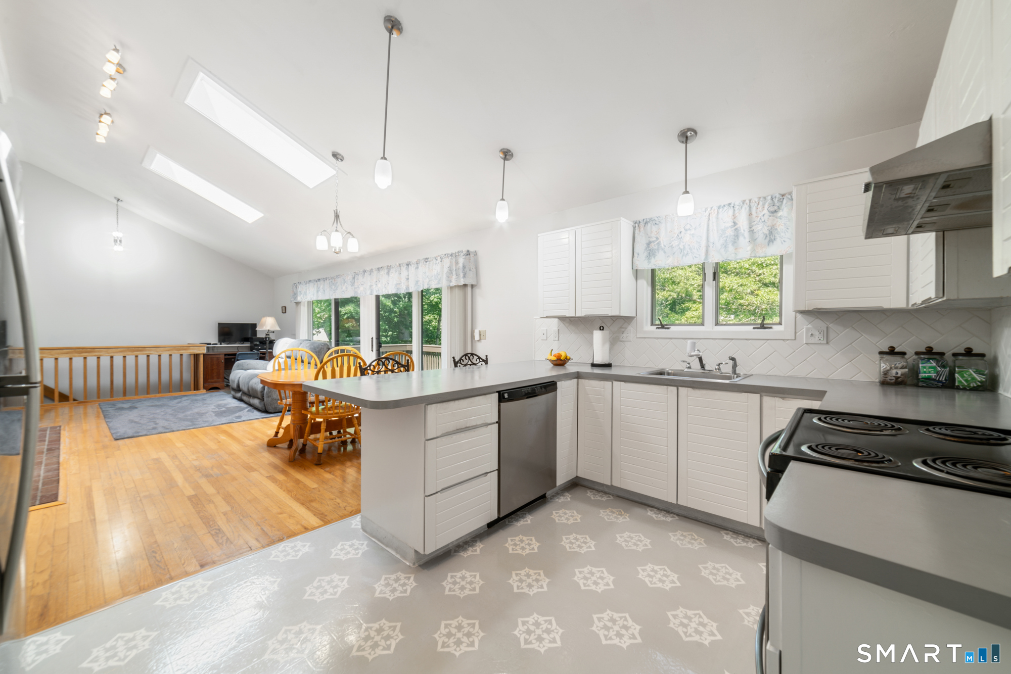 275 Wheelers Farm Road Milford, CT 06461 - Photo 4 of 34