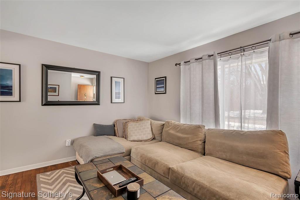 23048 Tuck Road Farmington Hills, MI 48336 - Photo 6 of 36