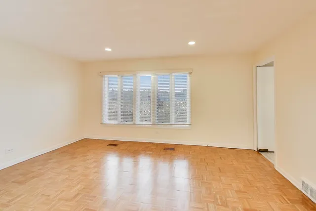 $4,950 | 475 Laurel Avenue, Unit G, Highland Park, IL 60035