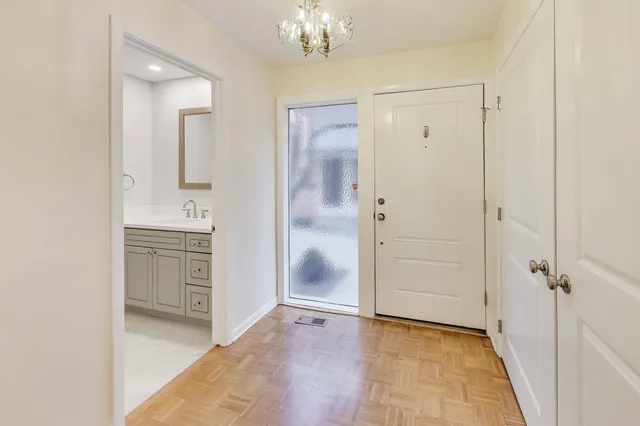 $4,950 | 475 Laurel Avenue, Unit G, Highland Park, IL 60035