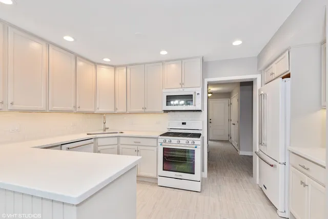 $4,495 | 475 Laurel Avenue, Unit G, Highland Park, IL 60035