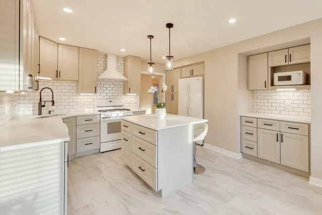 $4,950 | 475 Laurel Avenue, Unit G, Highland Park, IL 60035