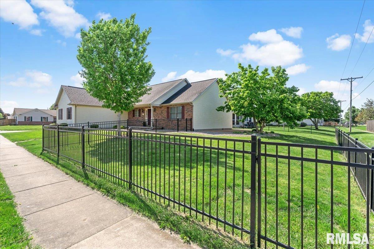 3700 Bergamot Drive Springfield, IL 62712 - Photo 2 of 38