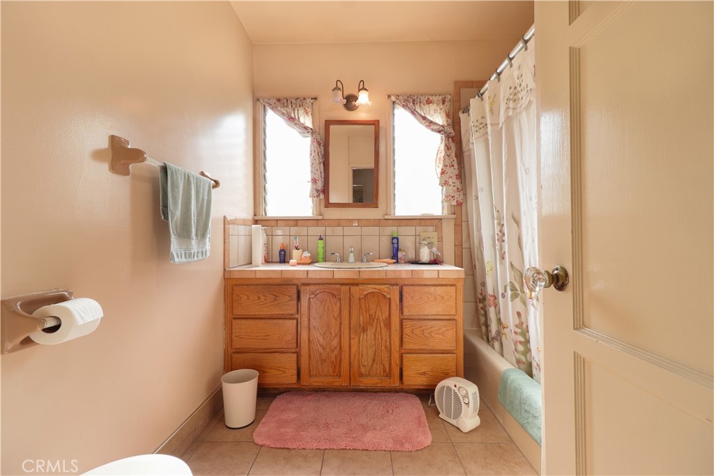 725 Hendricks Street Montebello, CA 90640 - Photo 8 of 18 Main Bathroom