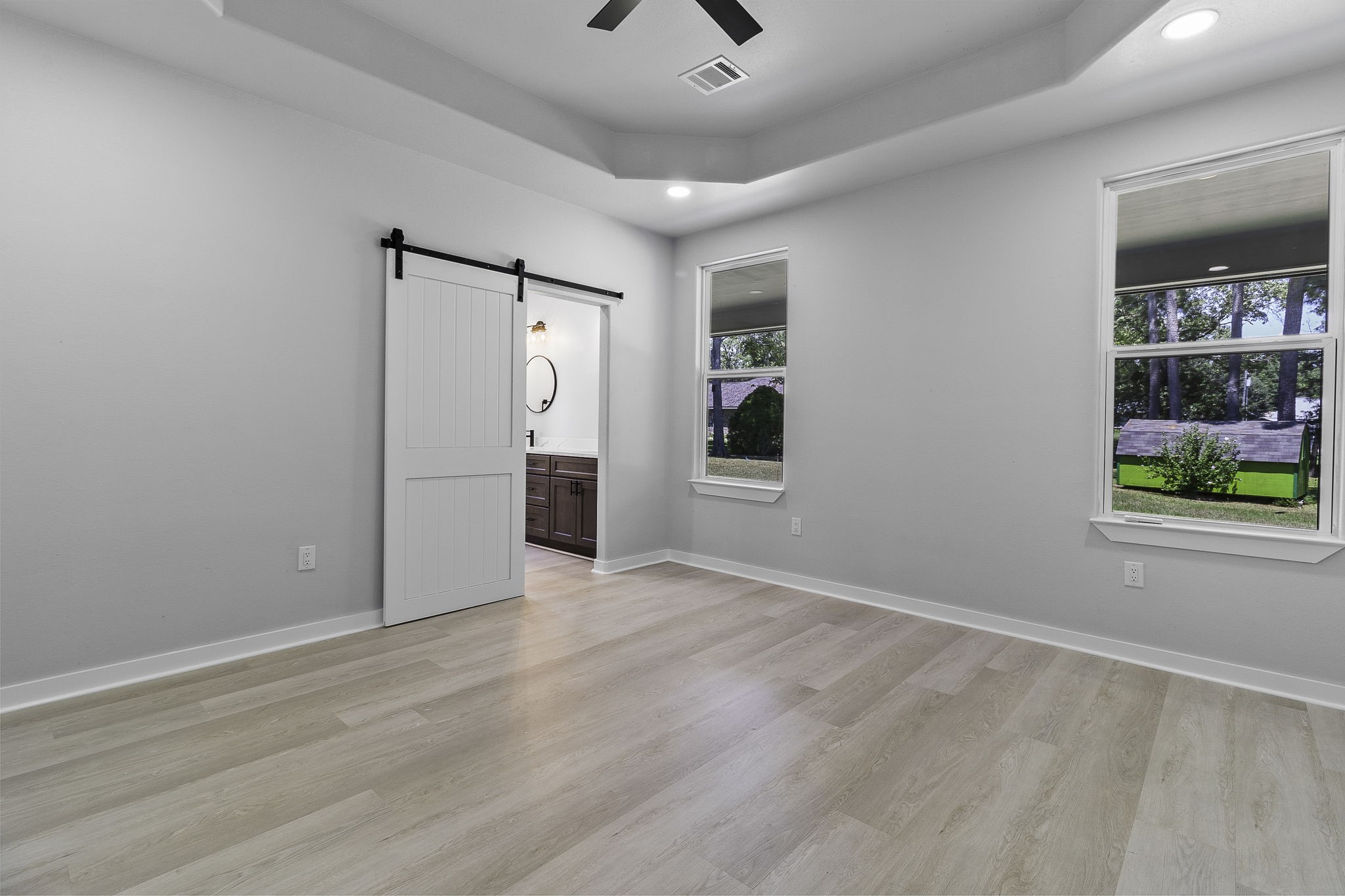 599 Bridgeview Drive Onalaska, TX 77360 - Photo 14 of 27 an empty room with windows and closet