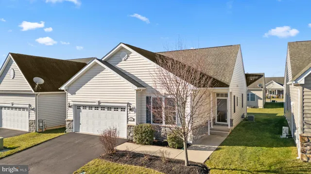 a view of a house with backyard