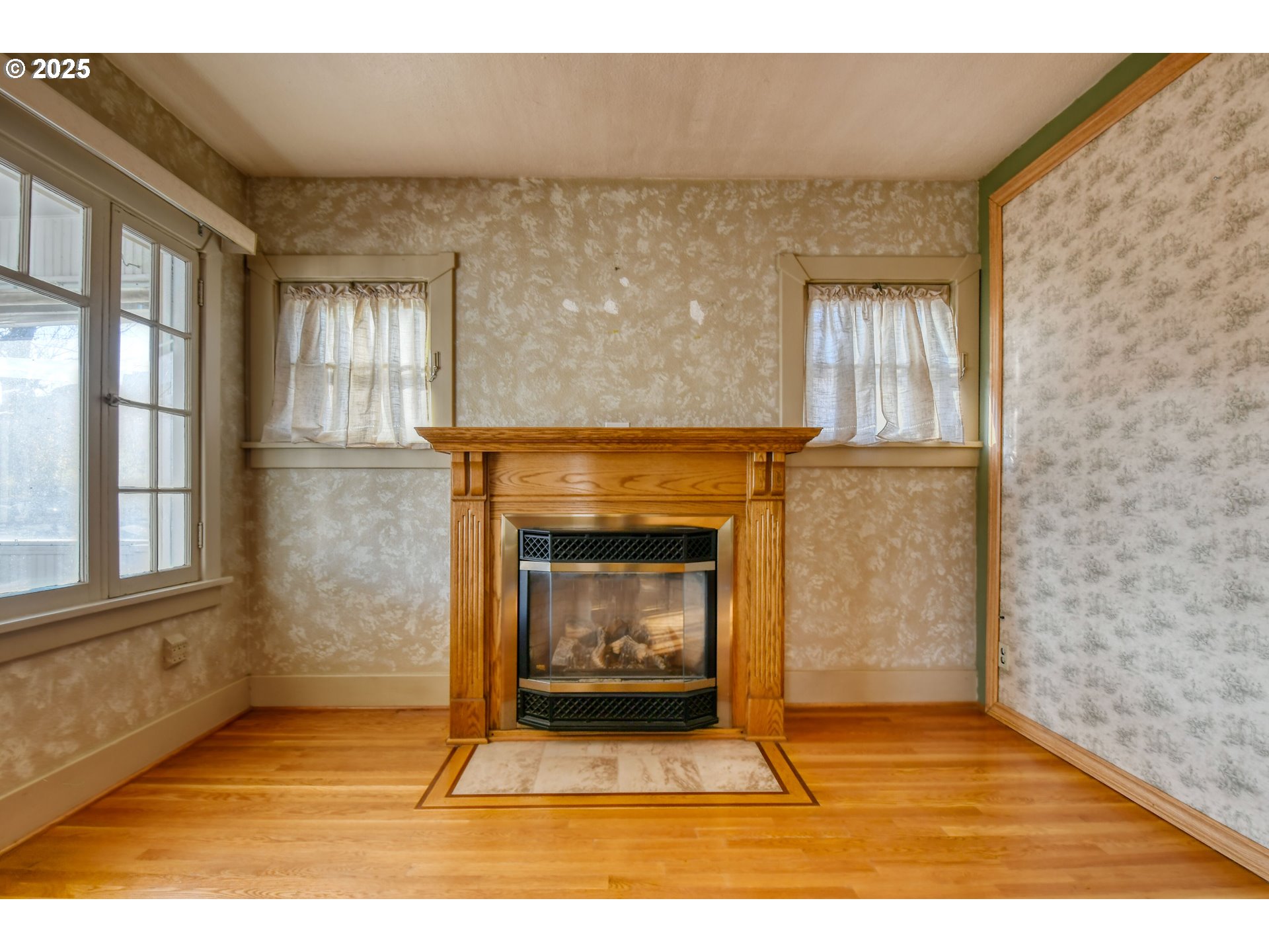 261 Southwest 2nd Street Pilot Rock, OR 97868 - Photo 4 of 45 a living room with a fireplace