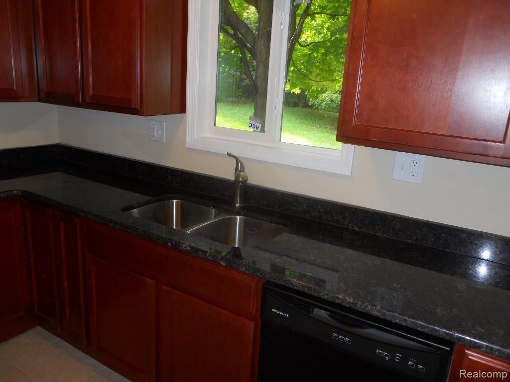 1201 Brewster Road Rochester, MI 48306 - Photo 11 of 24 DSCN8107 (1024x768).jpg