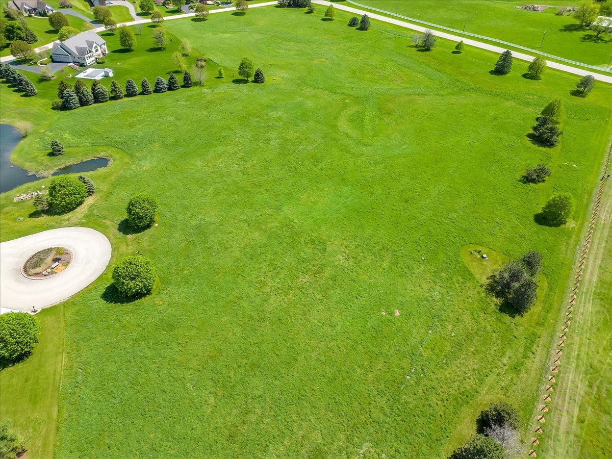 17405 Wildflower Circle Union, IL 60180 - Photo 6 of 18 a bathroom with a sink and garden