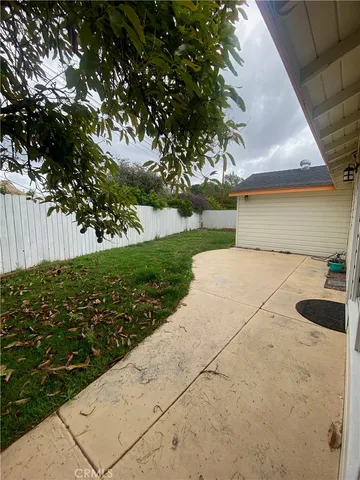 a view of backyard with garden