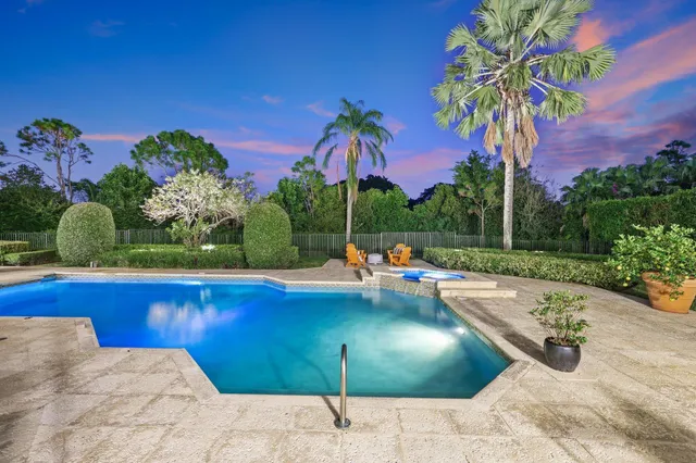 a view of a backyard