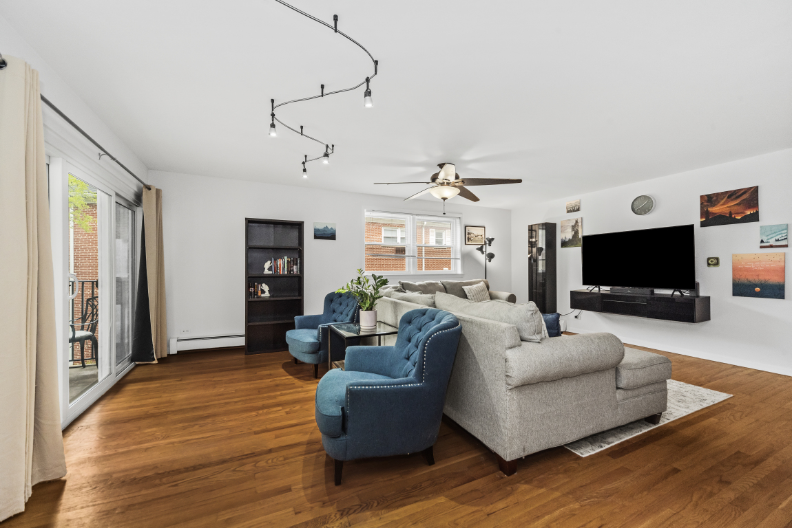 2141 Ridge Avenue, Unit 2B Evanston, IL 60201 - Photo 5 of 17 a living room with furniture and a flat screen tv