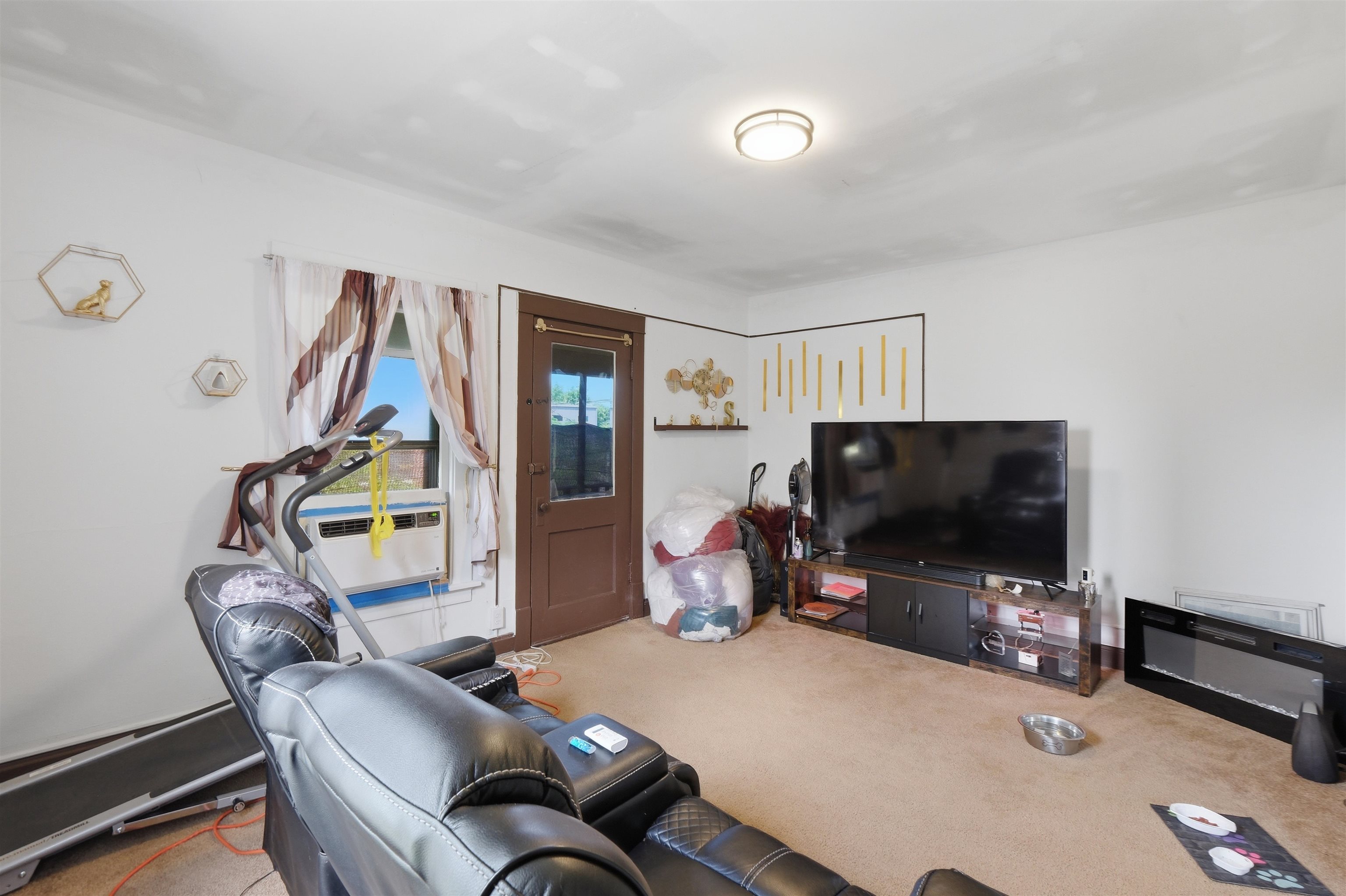2069 Winnebago Street Madison, WI 53704 - Photo 9 of 24