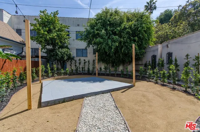 a view of a back yard