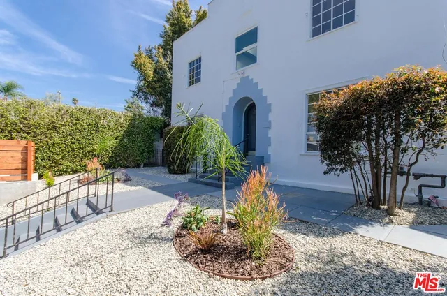 a view of entryway with a front door
