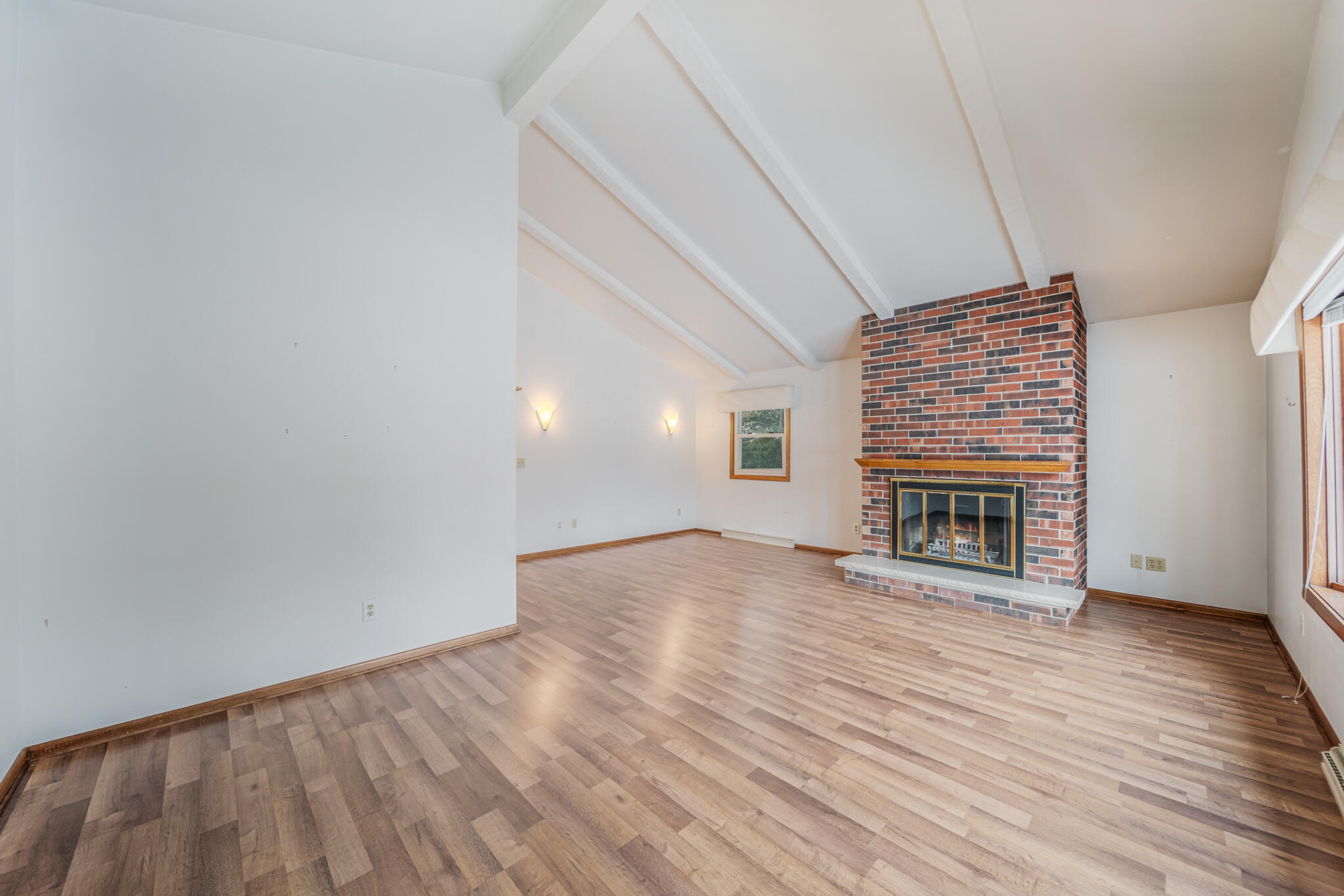 2864 North Apache Road Sheboygan, WI 53083 - Photo 11 of 41 Living room 4