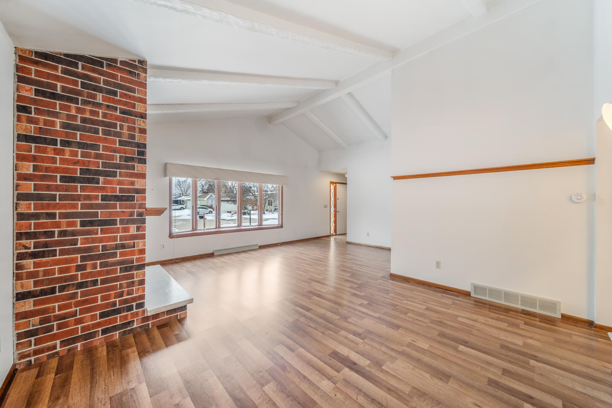 2864 North Apache Road Sheboygan, WI 53083 - Photo 12 of 41 Living room 2