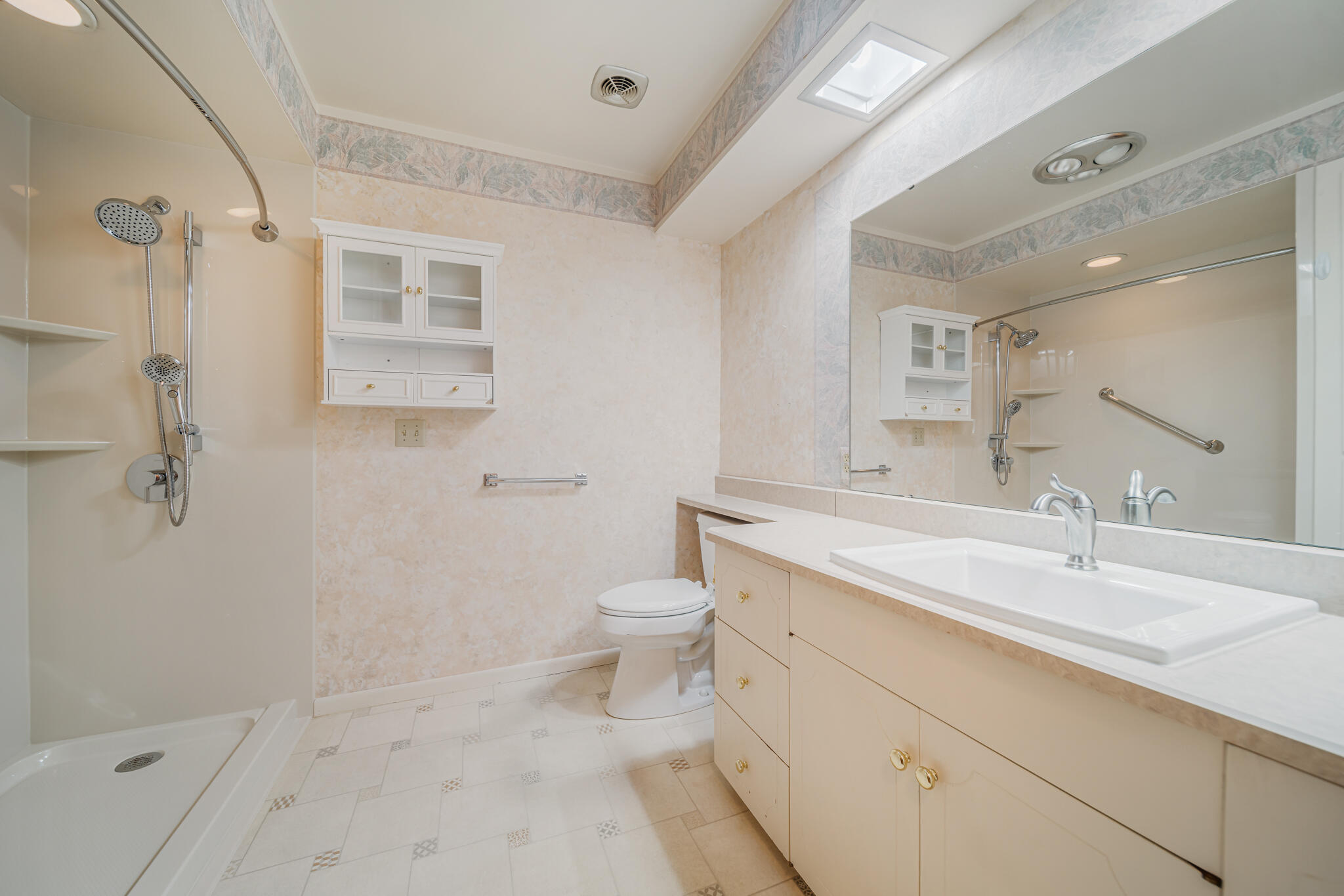 2864 North Apache Road Sheboygan, WI 53083 - Photo 25 of 41 Main Bath